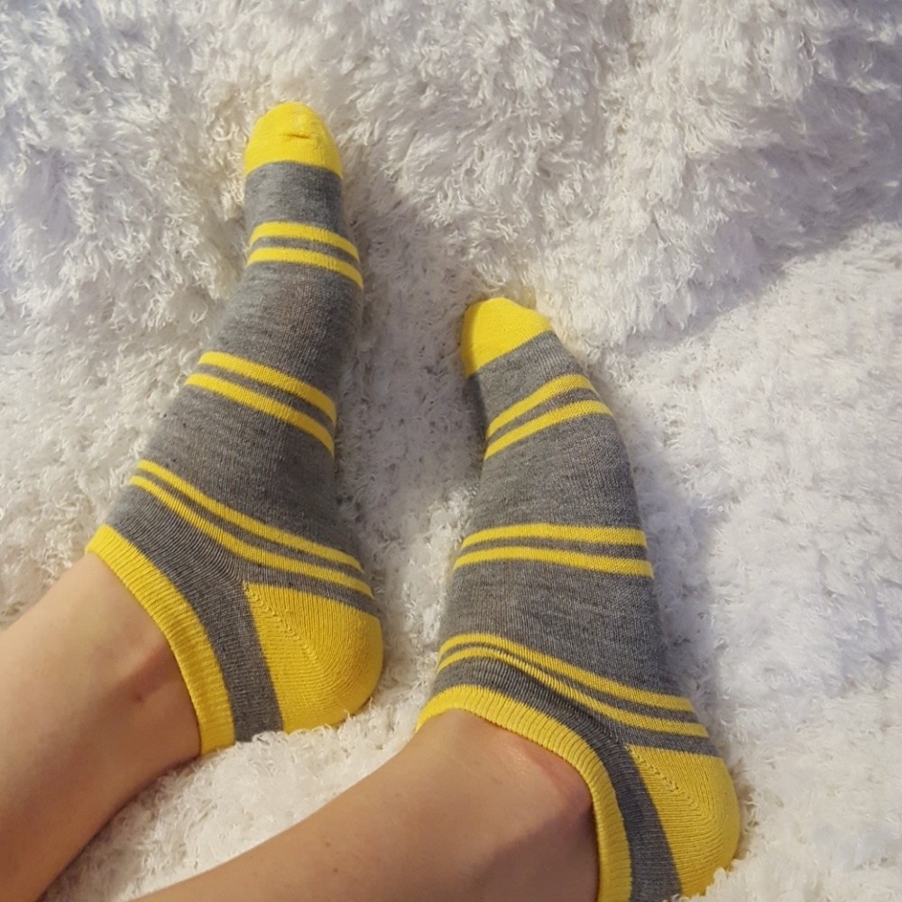 Yellow and gray striped ankle socks
